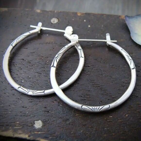 Silver Carved Skinny Hoop Earrings Delicate Flower Retro Etched Classic Thin New - Picture 2 of 7